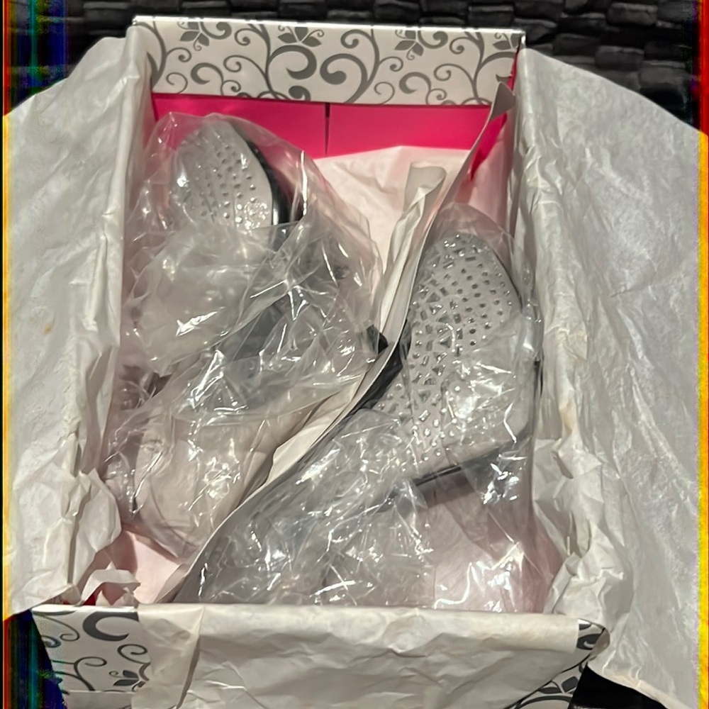 Peep top silver with jewels pumps